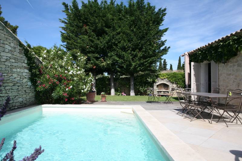 For rent, just a few minutes' walk from the centre of Gordes, stunning stone house with pool and views over the Luberon.
