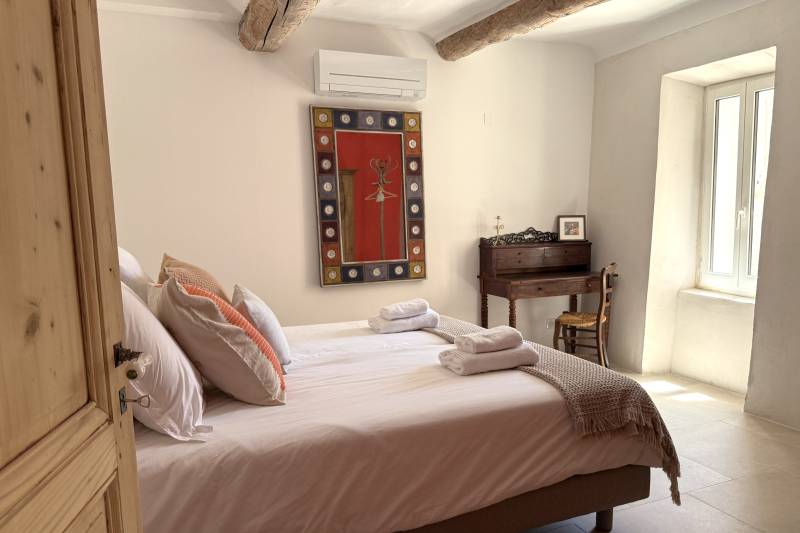 For rent, renovated 19th-century Magnanerie with high-end amenities and heated pool for your holidays in a charming hamlet close to Saint-Saturnin-lès-Apt.