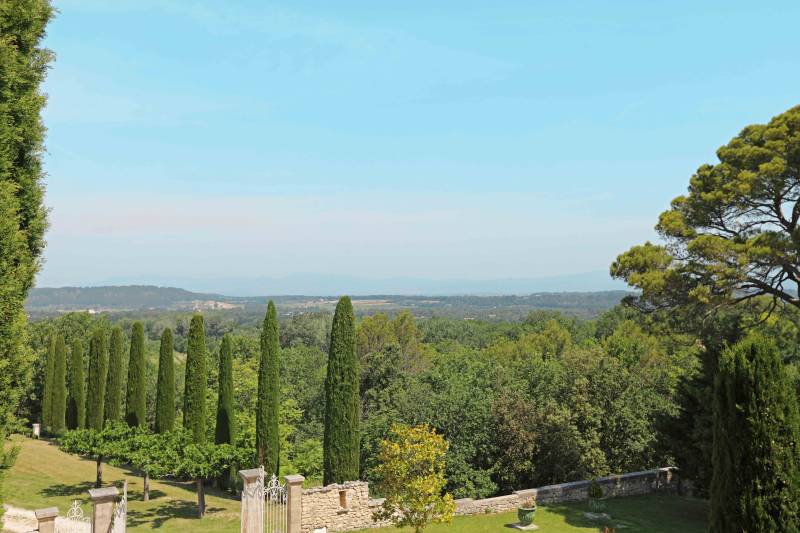 Holiday rental of an exceptional property with views of Mont Ventoux, swimming pool and fully equipped pool house.