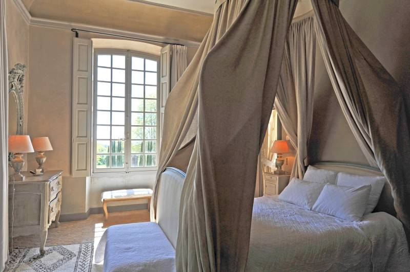 To rent for exceptional holidays, luxurious property in the heart of the St Lambert forest with pool and tennis.