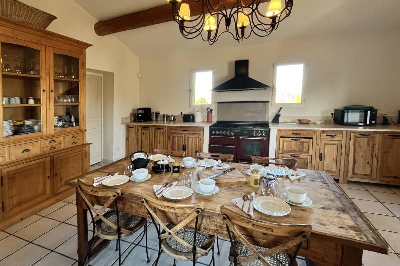 For rent near Roussillon, large Provençal house with stunning views of the Luberon and the Mont Ventoux