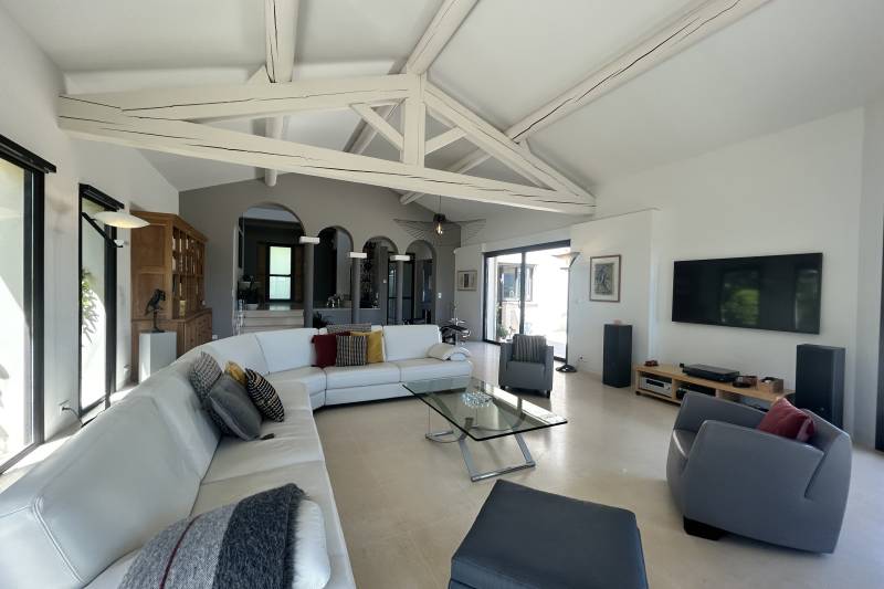 In Saint-Saturnin-lès-Apt, an elegant property with panoramic views of the Luberon, set within 5,620 m² of landscaped grounds featuring a swimming pool.