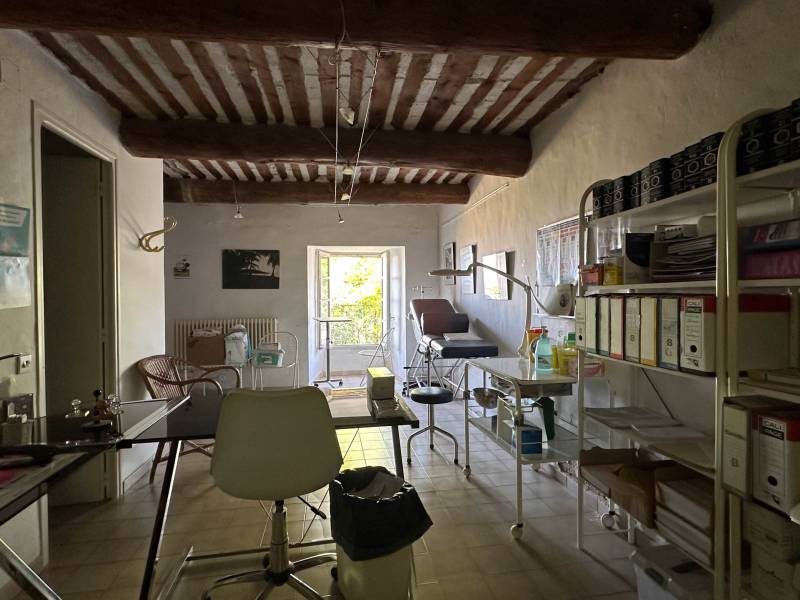 Gordes : elegant investment property in the centre of the village opposite the Château on 5 floors