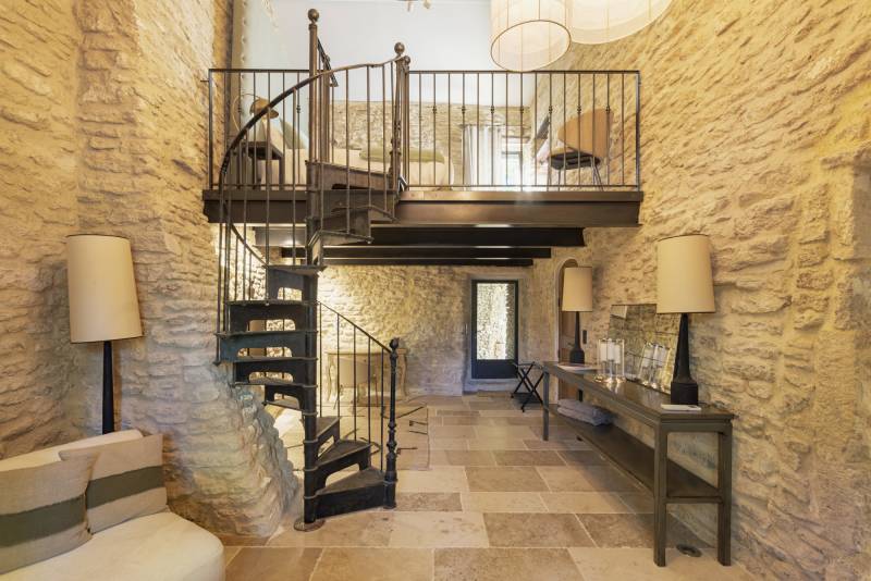 Stunning mas renovated with modernity and authentic charm, near the village of Gordes with pool and high-end amenities.