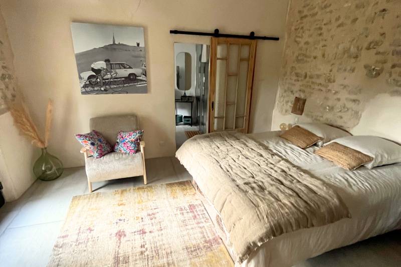 Charming stone Mazet just minutes from L’Isle-sur-la-Sorgue and the Saumane golf course with pool, garden and shaded terrace.