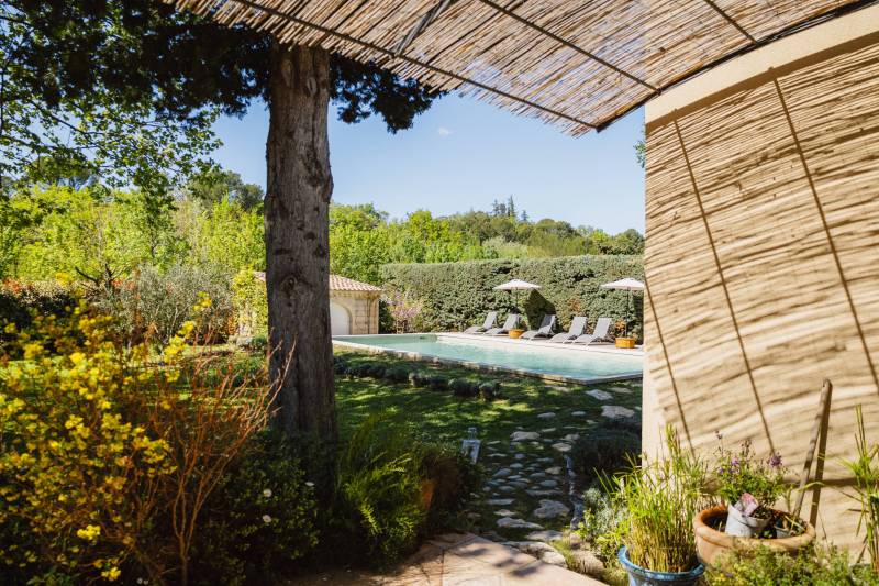 Elegant villa with swimming pool and outbuildings near by the charming village of Lourmarin.