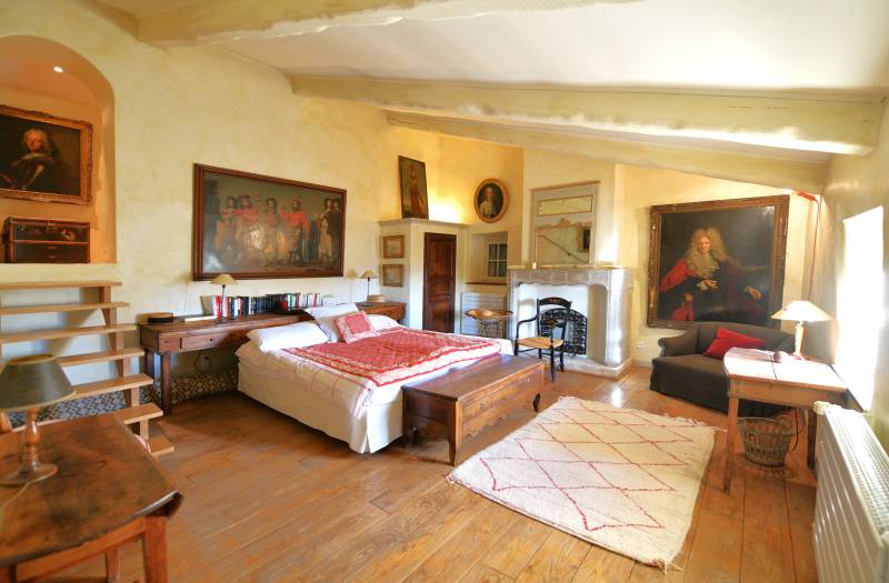 Authentic renovated sheepfold in Rustrel, surrounded by nature with large pool and views over the ochres of the Colorado Provençal.