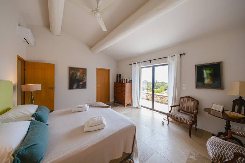 For rent in Gordes, characterful stone house in commanding position with breathtaking views over the Luberon valley, walking distance to the village.