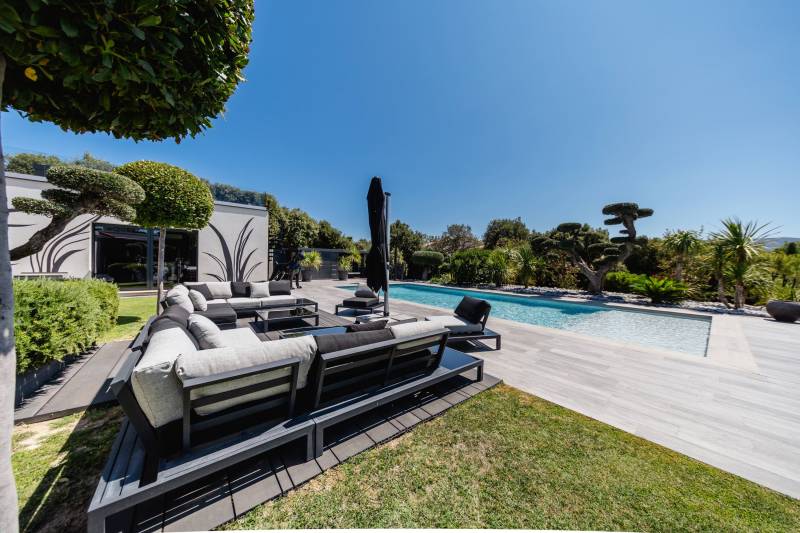 Between Gordes and Ménerbes, a remarkable and unique contemporary property in a peaceful setting, featuring a swimming pool and high-end amenities.