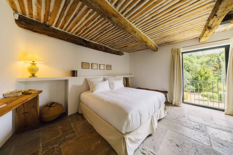 Seasonal rental between Bonnieux and Lourmarin: a luxurious Mas with pool and tennis court nestled in unspoilt nature.