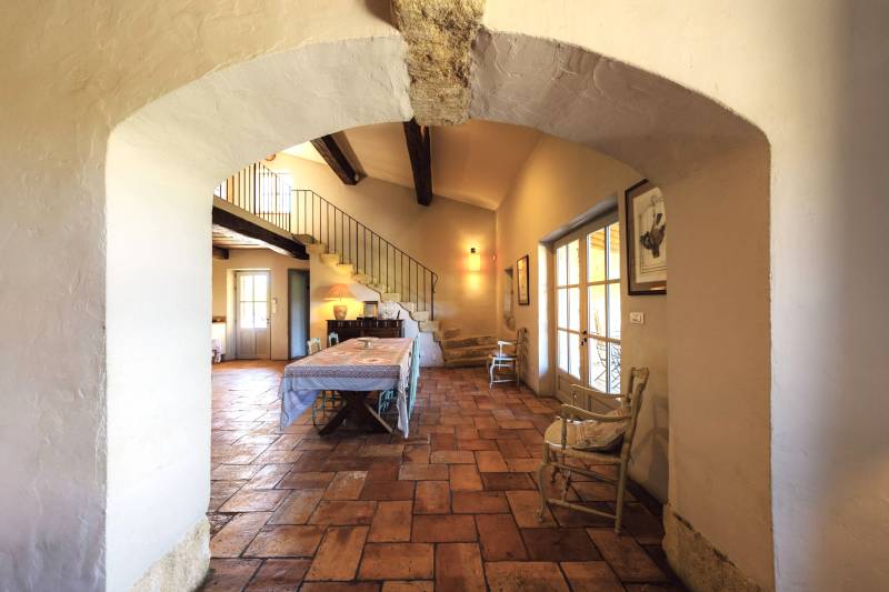 Seasonal rental of a Provençal family stone house with swimming pool, facing the Luberon and with views of the village of Gordes.