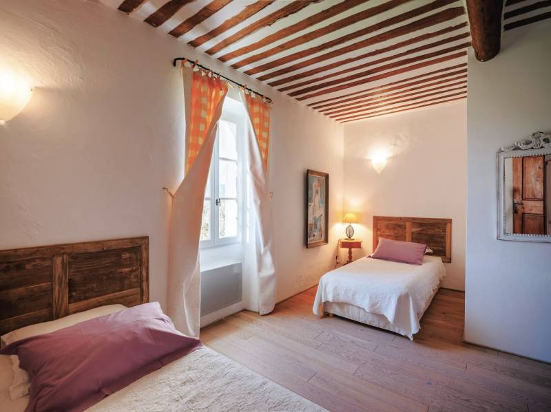 For rent at the foot of Gordes, stunning renovated Mas in a very peaceful setting with pool, summer kitchen and tennis court.