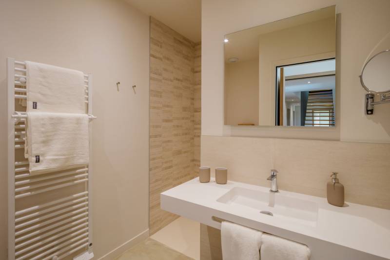 Large property on the heights of Saint-Saturnin-lès-Apt with a heated pool and a terrace offering panoramic views over the Luberon.
