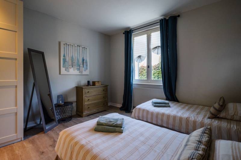Exclusive, perfectly restored house with swimming pool, well-kept garden, and views of the Luberon in a residential neighborhood.