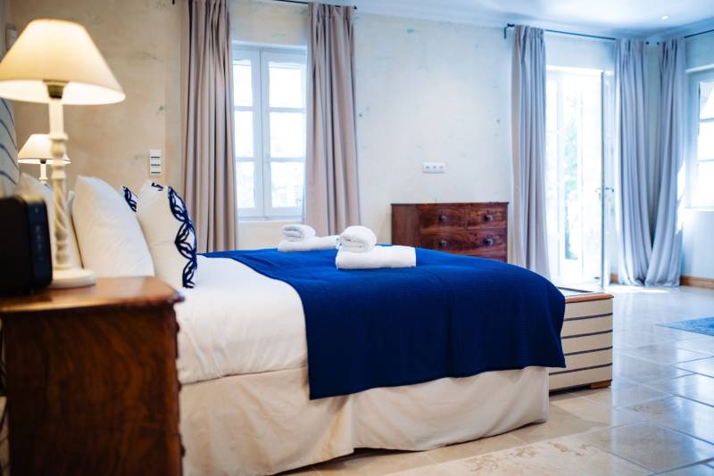Charming stone house 10 minutes’ walk from Gordes with pool and panoramic view over the Luberon valley.