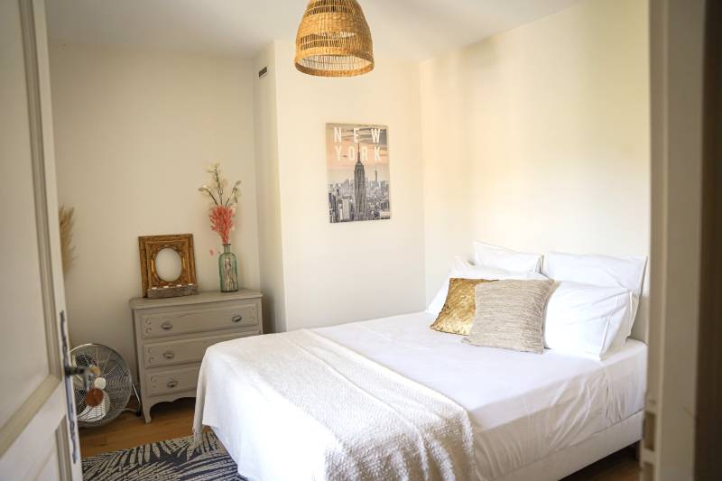 Carefully restored Provençal farmhouse in Maubec with pool, Mediterranean garden, Luberon view and walking access to the village.