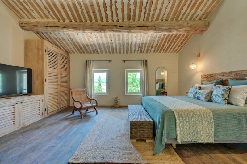 For sale: renovated country house and farmhouse with outbuildings, on over 4.3 hectares, near Roussillon and Bonnieux.