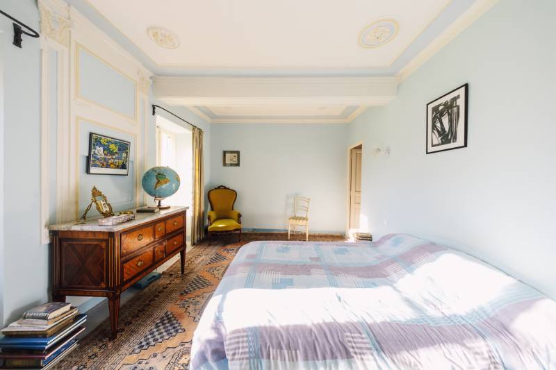 For sale: 18th-century mansion in need of restoration on 1.6 hectares of south-facing land near Oppède in the heart of the Luberon.