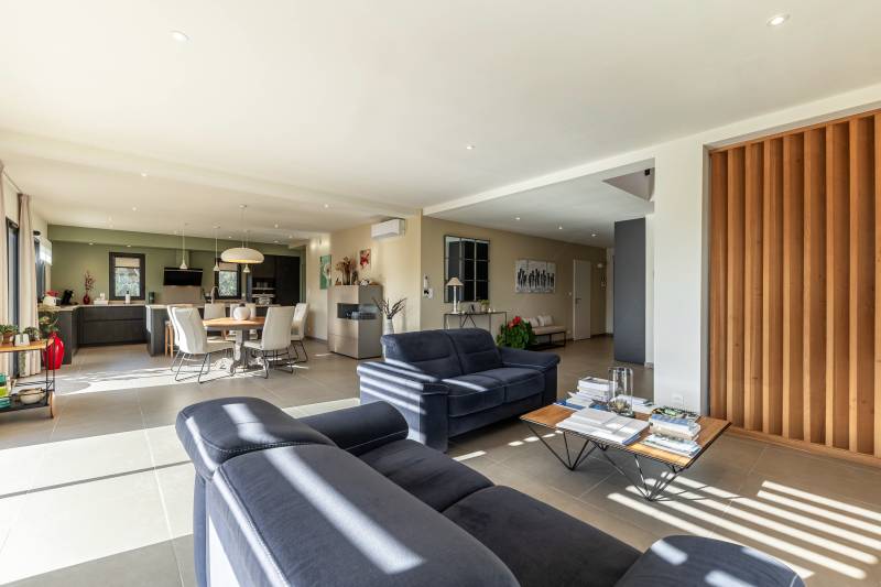 Elegant contemporary house with high-quality features in the hills above the charming village of Beaumes de Venise.