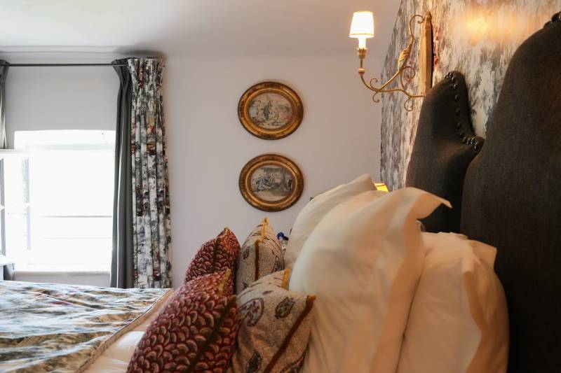 To rent in Oppède, superb seven-bedroom property with swimming pool, outdoor massage area and outdoor nomad tent.
