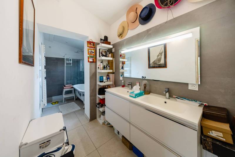 For sale in Isle-sur-la-Sorgue, charming renovated villa with fireplace and swimming pool in a quiet location on the outskirts of town.