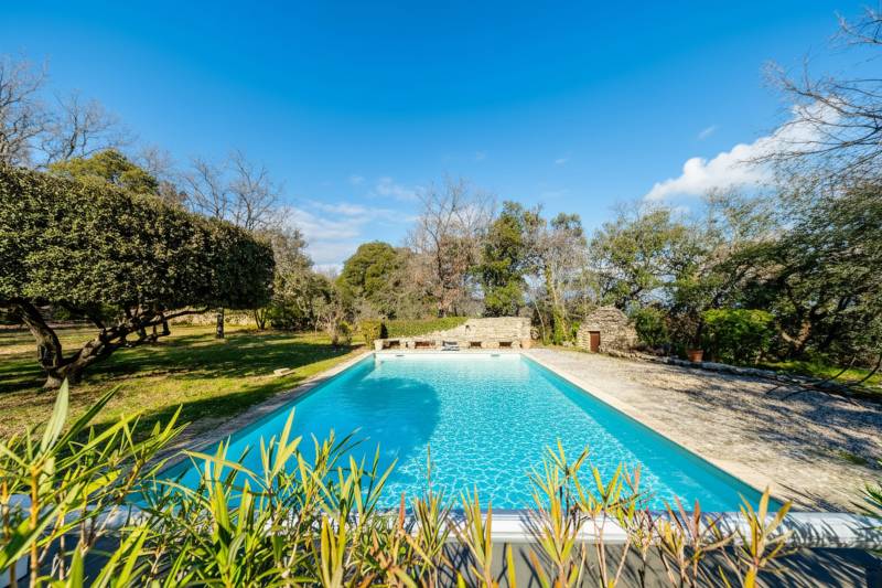 Close to Gordes, property of approximately 2 hectares planted with century-old oak trees offering panoramic views of the Luberon plain.