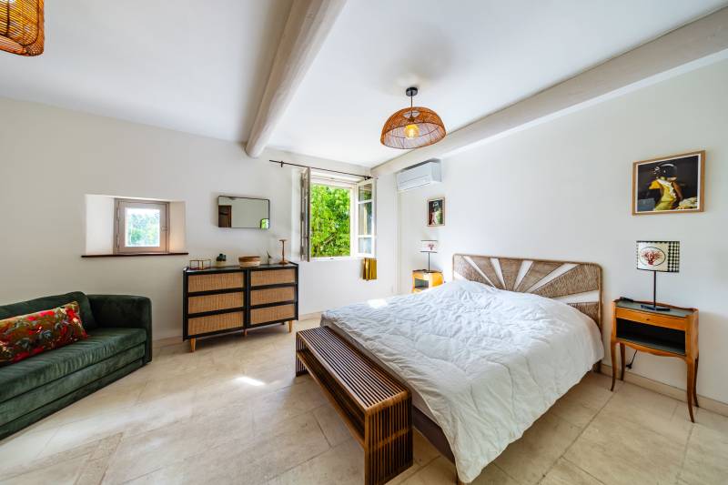 Located between Carpentras and Mont Ventoux, this charming country house is the ideal family home or the perfect vacation home.