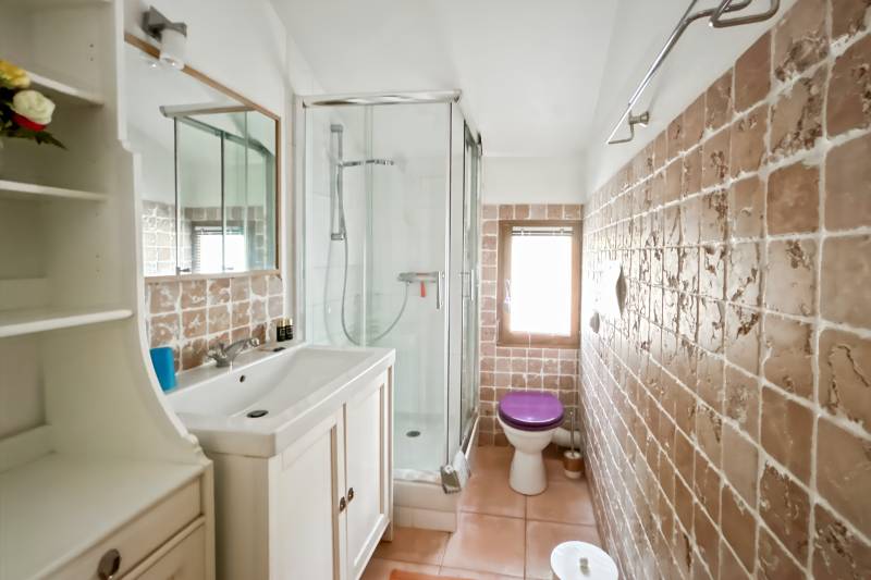 In L’Isle-sur-la-Sorgue, Saint-Antoine neighborhood, a renovated historic home on 2500 m² for sale, featuring a separate guesthouse, a shared swimming pool, and unobstructed views.