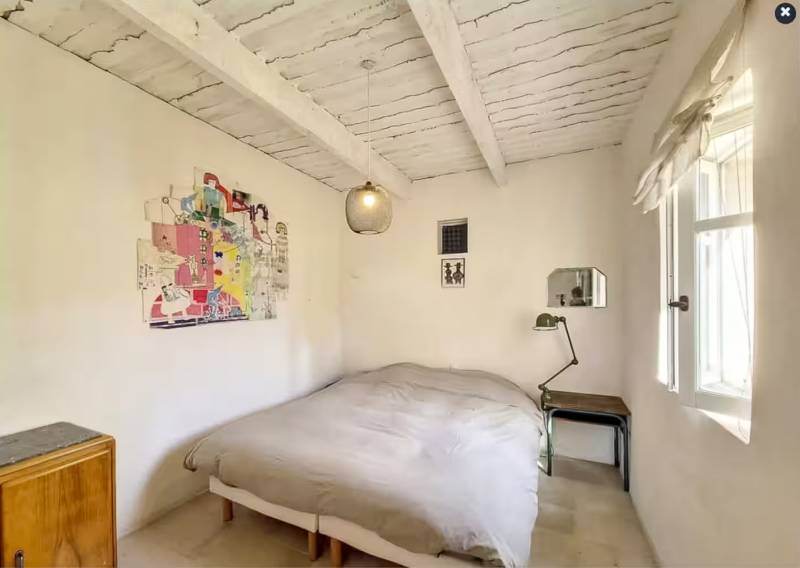 Located between Robion and Cavaillon, a renovated farmhouse in a quiet setting, featuring 8 bedrooms, including a 60 sqm, and 2 separate guesthouses, with a swimming pool and pool house.