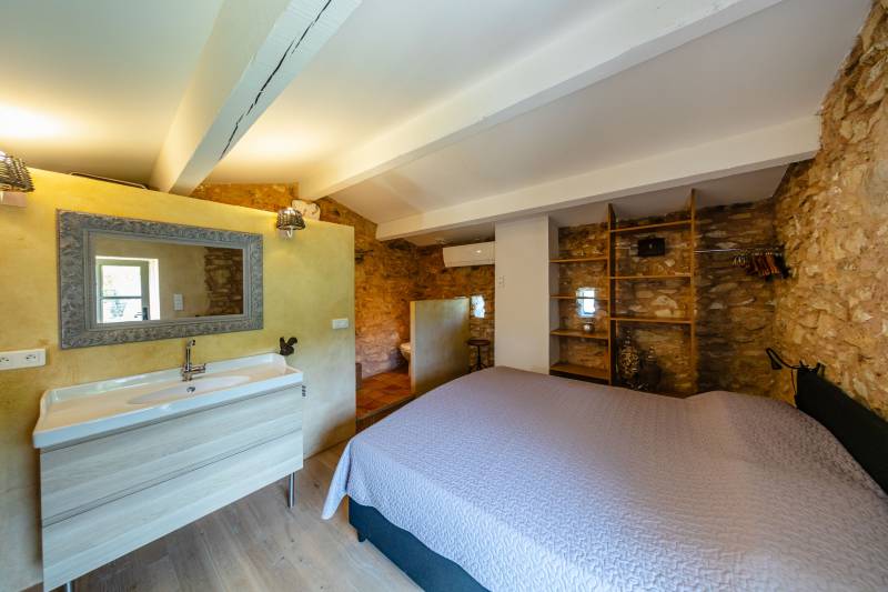 For sale in Saignon: an authentic, restored stone sheepfold with a swimming pool and stunning views of the Luberon.