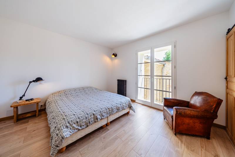 In Pernes-les-Fontaines, beautiful townhouse of over 200 square meters, fully renovated, combining Provençal charm and contemporary design.