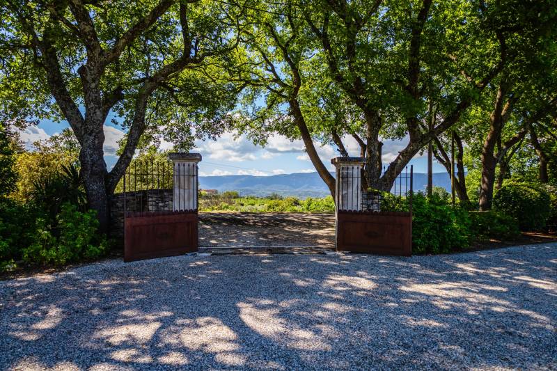 Exceptional property set in unspoiled natural surroundings with views of the Luberon, for sale in Gordes.