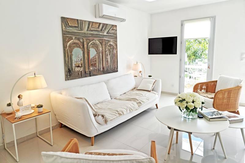 Nestled in a peaceful and unspoiled setting, in the heart of the highly sought-after village of Lagnes, this elegant property has been renovated in a contemporary style.