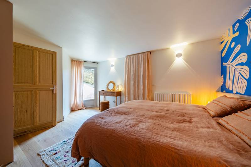 For rent just a few minutes’ walk from the center of Gordes, five-bedroom stone house with bastidon, swimming pool and views.