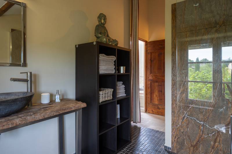 For rent near Gordes, superb renovated hamlet with eight bedrooms, swimming pool, orangery and views over the Luberon.