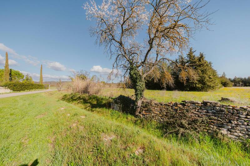 Building plot with an area of over 6,000 m² in Gordes, close to all amenities and free from any nuisance.