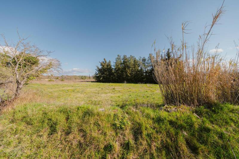 Building plot with an area of over 6,000 m² in Gordes, close to all amenities and free from any nuisance.