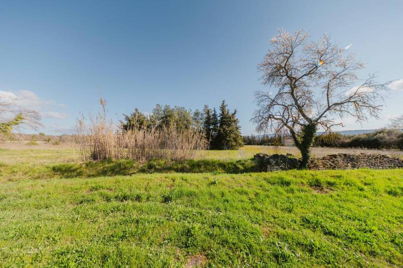 Building plot with an area of over 6,000 m² in Gordes, close to all amenities and free from any nuisance.