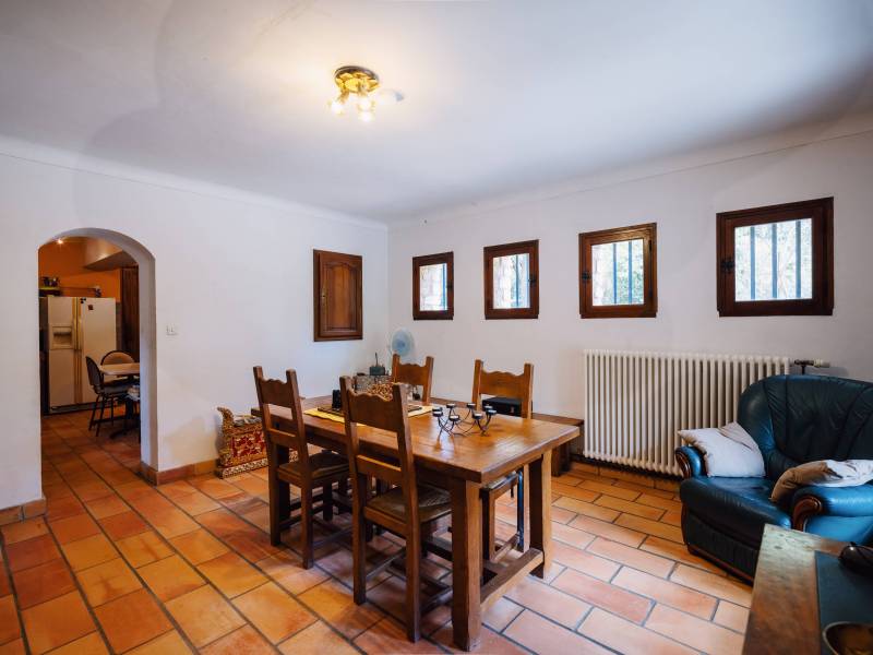 Stone house in Cabrières-d’Avignon, three independent units, terraces, Luberon views and enclosed landscaped grounds on more than 5 000 m².