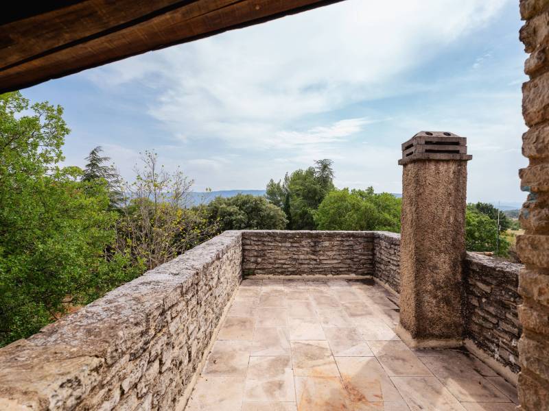 Stone house in Cabrières-d’Avignon, three independent units, terraces, Luberon views and enclosed landscaped grounds on more than 5 000 m².