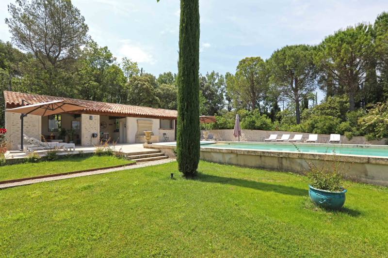 Holiday rental of an exceptional property with views of Mont Ventoux, swimming pool and fully equipped pool house.