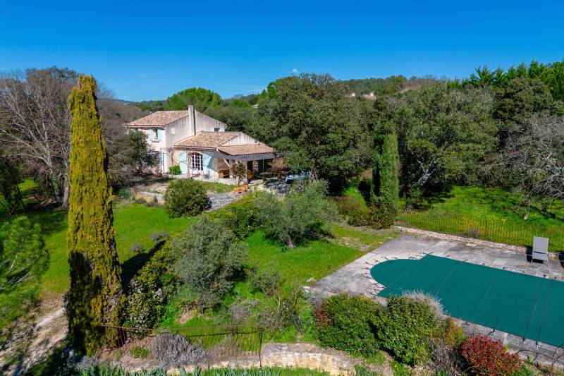 Traditional house just minutes from a charming hamlet of Gordes, set in a peaceful and highly sought-after setting.