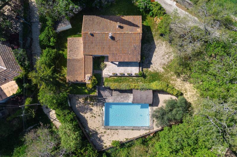 In the heart of the village of Lacoste, a 1950s house with 5 bedrooms, a pool, and a beautiful view of Bonnieux.