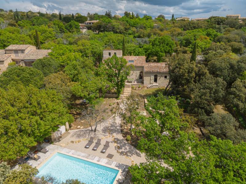 Authentic family holiday home with private pool and 3 ensuite bedrooms, just minutes from the village of Gordes.