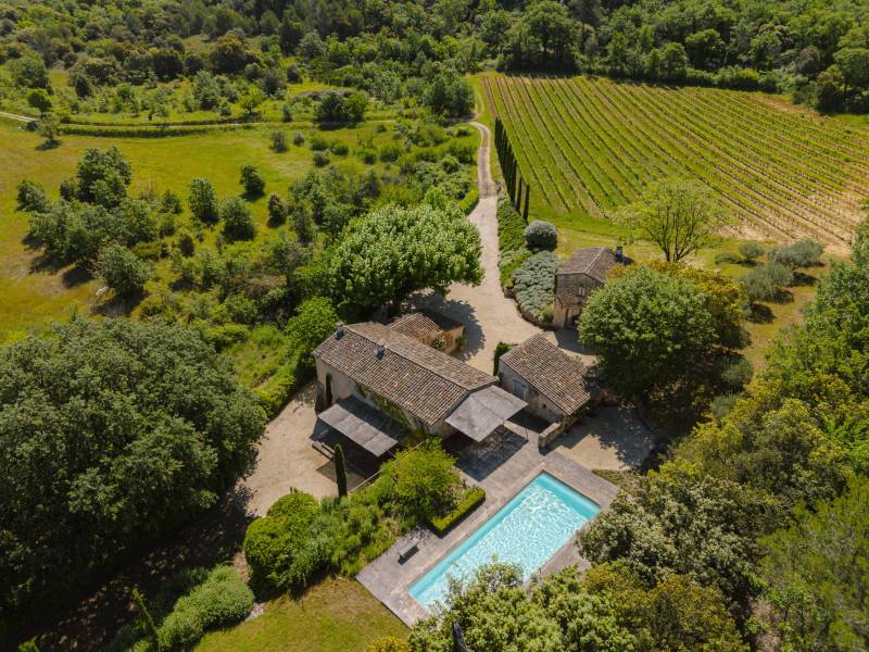 facing the Luberon, this fully-renovated farmhouse enjoys a privileged, undulating, south-facing location.