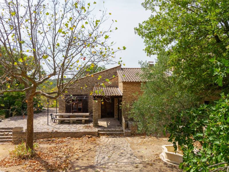 Stone house in Cabrières-d’Avignon, three independent units, terraces, Luberon views and enclosed landscaped grounds on more than 5 000 m².
