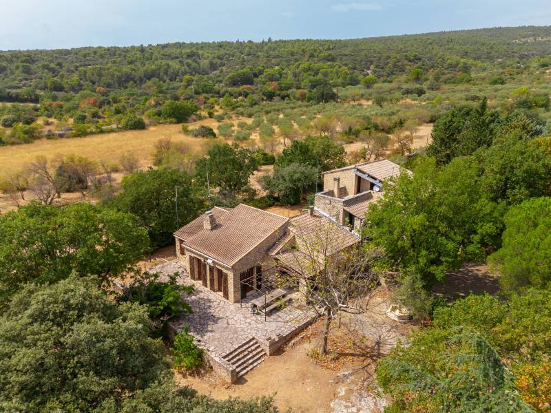 stone house of 250 m² divided into three independent units.