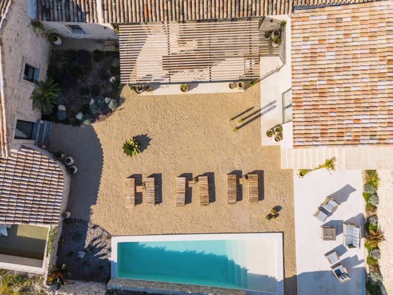 House with swimming pool
