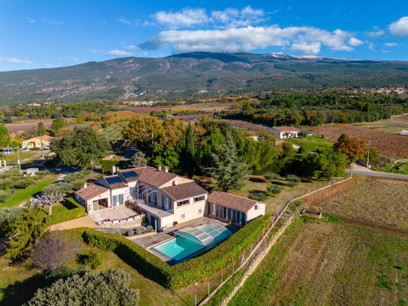 Bright 170 m² villa equipped with solar panels, ideally located in a calm and sought-after environment in the heart of Provence.