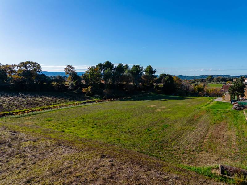 Stunning views of the surrounding agricultural land, ensuring a peaceful and authentic lifestyle.